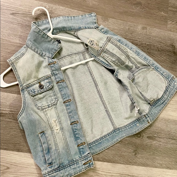NWOT Woman’s Sleeveless Denim Vest - Picture 3 of 5